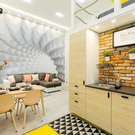 Pastel Paradise With A Ray Of Sunshine * Budapešť